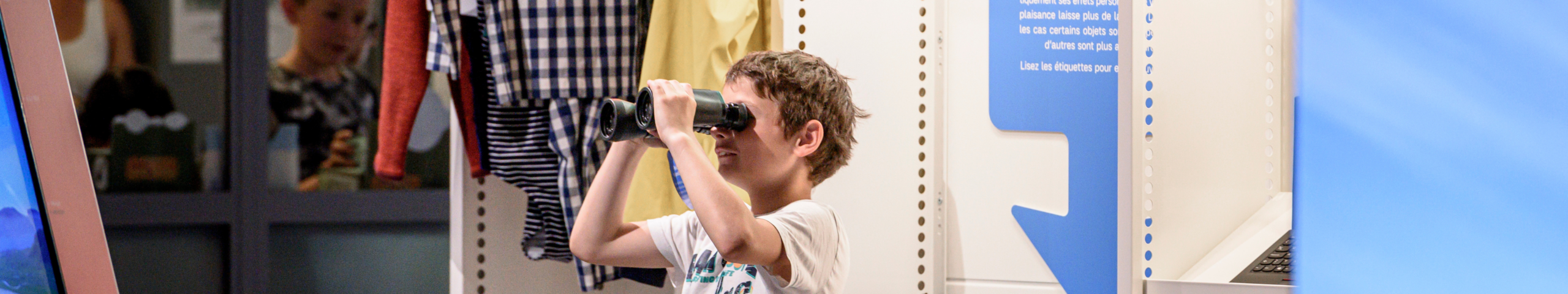 Jeune visiteur dans une exposition de l'Espace des inventions