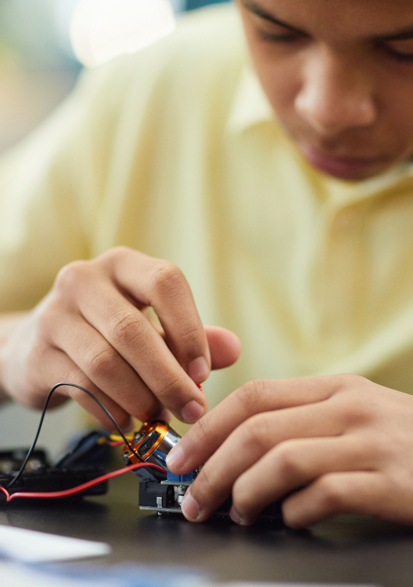 Enfants à un atelier à l'Espace des inventions
